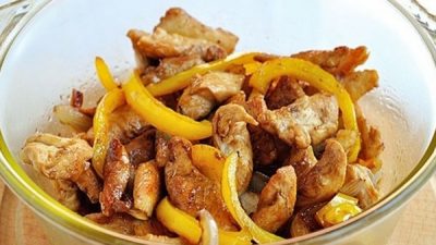 Куриное филе с карамельным луком