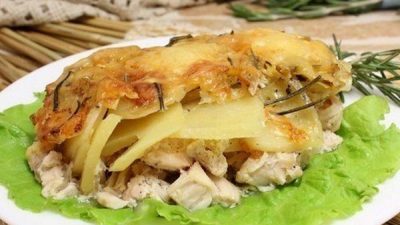 Куриное филе с луком под картофелем в духовке