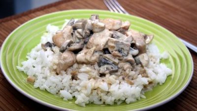 Куриное филе с шампиньонами под соусом