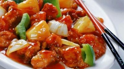 Куриное филе с тушеными овощами в томатном соусе