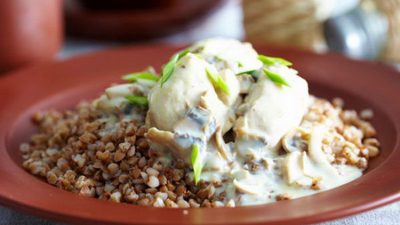 Куриное филе в молочном соусе с гречкой