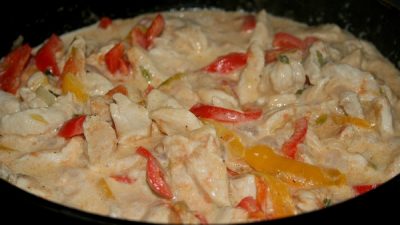 Куриное филе в сметанном соусе с перцем