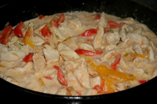 Курица в луково-сметанном соусе на сковороде - рецепт с фото