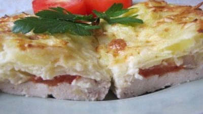 Куриное филе, запеченное под картофелем
