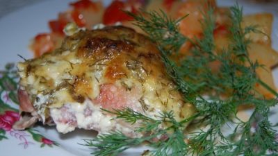 Куриные бедра с зеленью под сыром