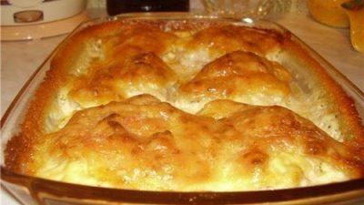 Куриные бедрышки с чесноком, запеченные под сыром