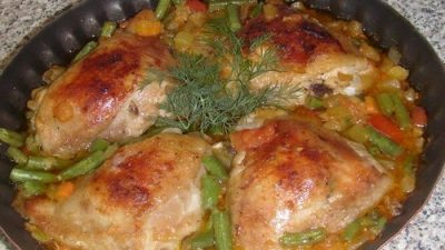 Куриные бедрышки с овощами в духовке