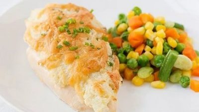 Куриные грудки под сметаной и сыром в духовке