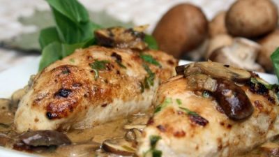 Куриные грудки с чесноком и грибами