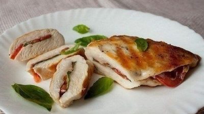 Куриные грудки с помидорами и свежим базиликом