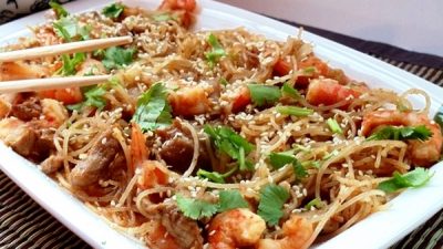 Куриные грудки с рисовой лапшой