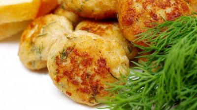 Куриные котлетки с ананасами и сыром