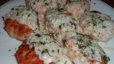 Куриные котлетки в луковом соусе