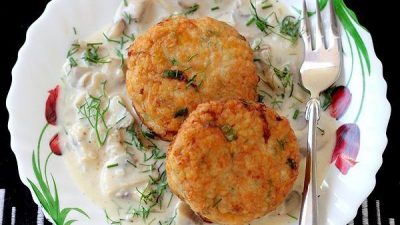 Куриные котлеты с сыром и сливочно-грибным соусом