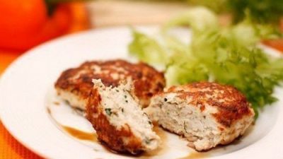 Куриные котлеты с сыром и зеленью по-домашнему