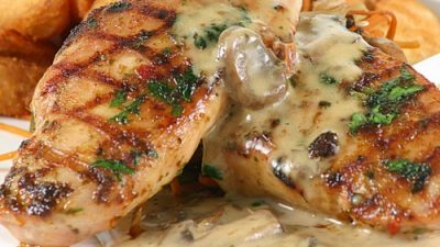 Куриные котлеты с сыром под сливочно-грибным соусом