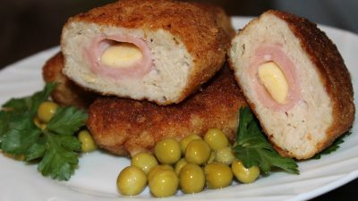Куриные котлеты с сюрпризом из ветчины и сыра