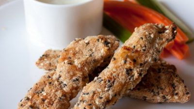 Куриные палочки с овощами и горчично-медовым соусом