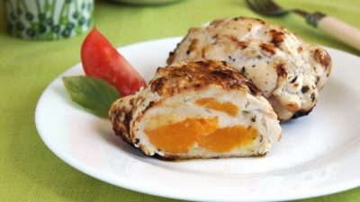 Куриные рулетики с персиками и травами
