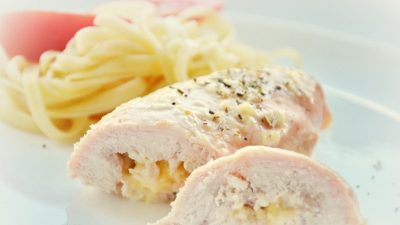 Куриные рулетики с творогом и сыром в духовке