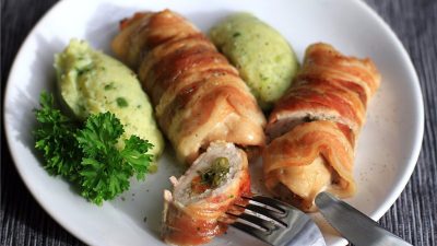 Куриные рулеты в беконе с фасолью