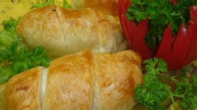 Куриные рулеты в слоеных спиральках