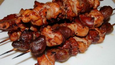 Куриные сердечки на шпажках в сковороде