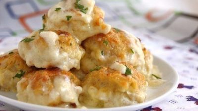 Куриные шарики из филе в сливочно-сырной заливке