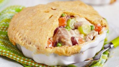 Куриный пирог в горшочках
