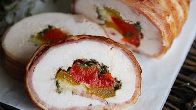 Куриный рулет с болгарским перцем в беконе