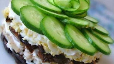 Куриный салат «Меркурий» с грибами и черносливом