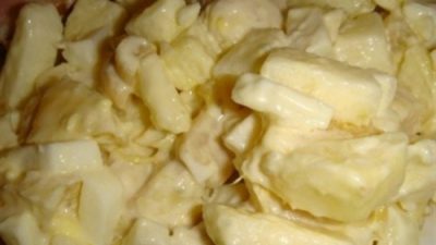 Куриный салат по-руэнски с горошком, апельсинами и яблоками