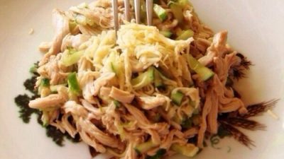 Куриный салат с огурцами под соевым соусом