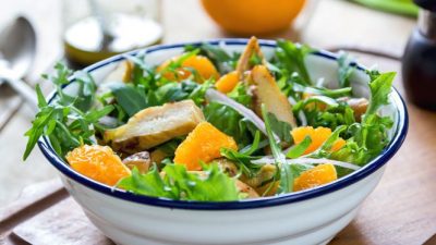 Куриный салат с перцем, апельсином и яблоком