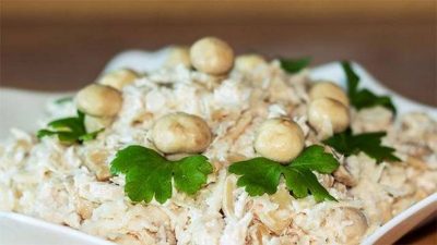 Куриный салат с шампиньонами и сельдереем