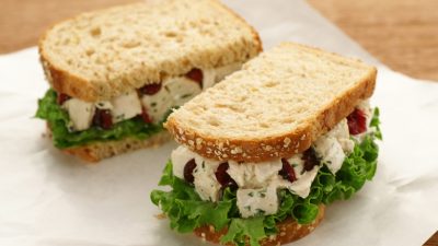 Куриный салат с сухофруктами в сэндвиче