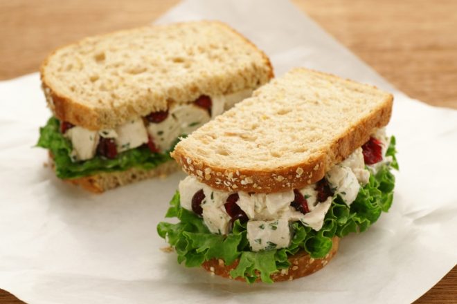 Куриный салат с сухофруктами в сэндвиче