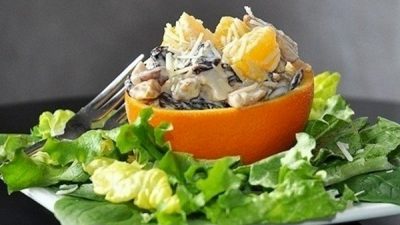 Куриный салат с вишней в апельсине