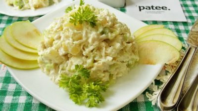 Куриный салат с яблоками, сыром и яйцами