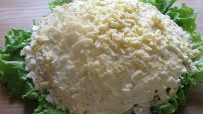 Куриный салат с яблоком и грибами