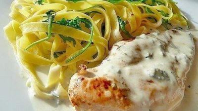 Куриный шницель в соусе из горгонзолы и сливок