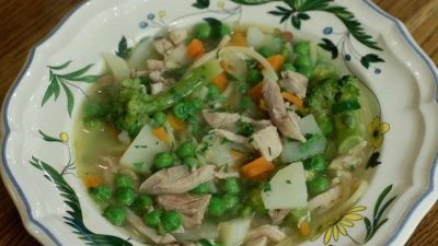 Куриный суп с брокколи и спагетти