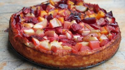 Легкая запеканка с творогом и фруктами