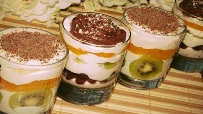 Легкий десерт из творога с фруктами