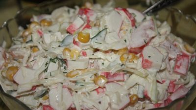 Легкий капустный салат с крабовыми палочками