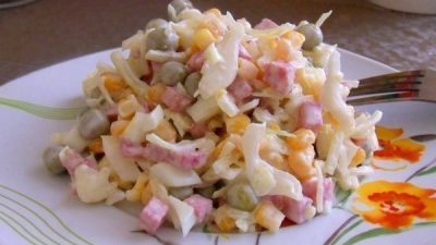 Легкий капустный салат с кукурузой и колбасой