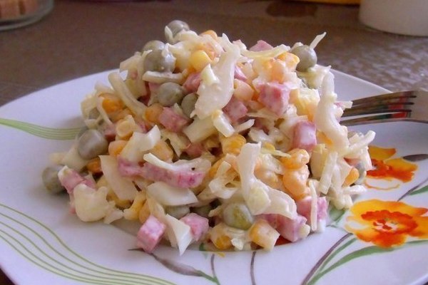 Легкий капустный салат с кукурузой и колбасой