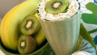 Легкий коктейль из молока, киви и банана