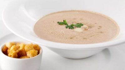 Легкий крем-суп из белых грибов с гренками