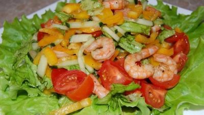 Легкий креветочный салат с овощами